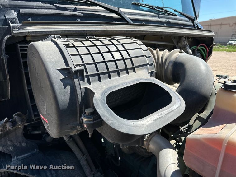 image for item IB9419 2022 Volvo VNR semi truck