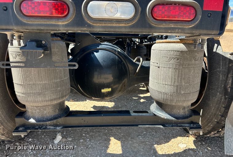 image for item IB9419 2022 Volvo VNR semi truck