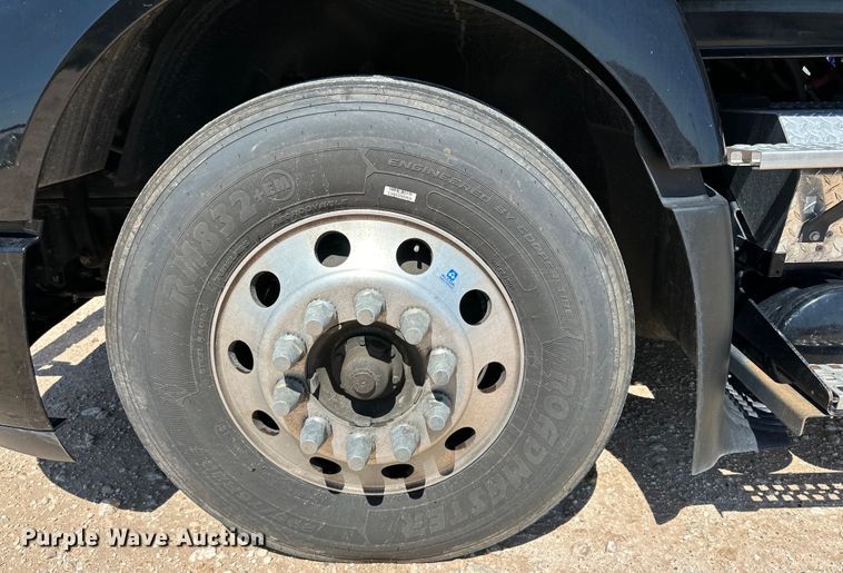 image for item IB9419 2022 Volvo VNR semi truck