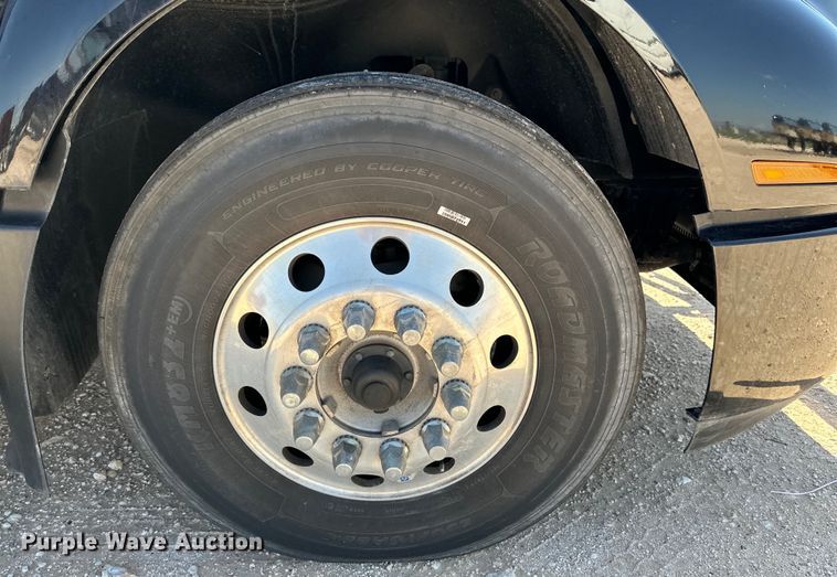 image for item IB9419 2022 Volvo VNR semi truck