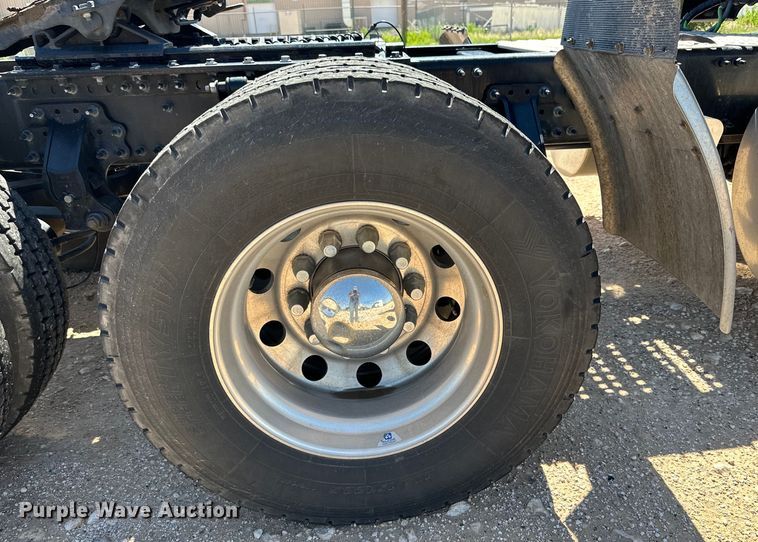 image for item IB9419 2022 Volvo VNR semi truck