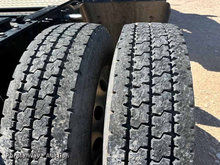 image for item IB9419 2022 Volvo VNR semi truck