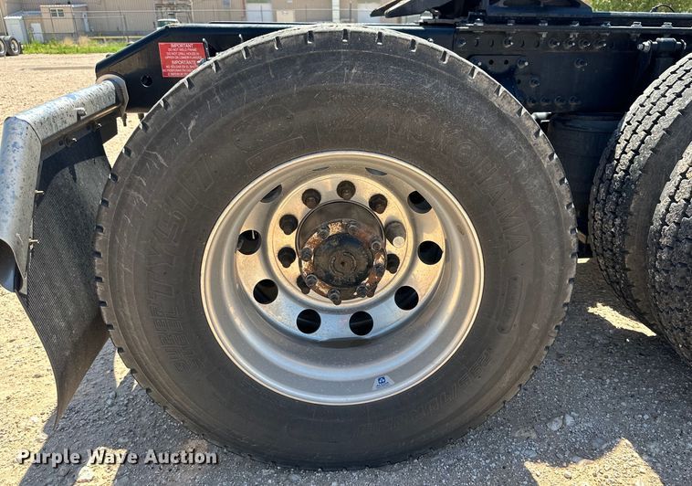 image for item IB9419 2022 Volvo VNR semi truck