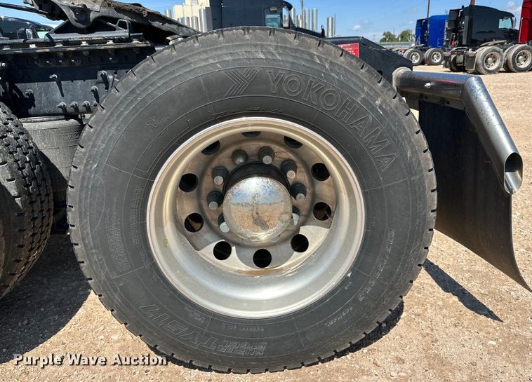 image for item IB9419 2022 Volvo VNR semi truck