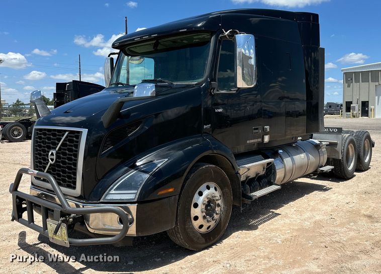 image for item IB9420 2022 Volvo VNR semi truck