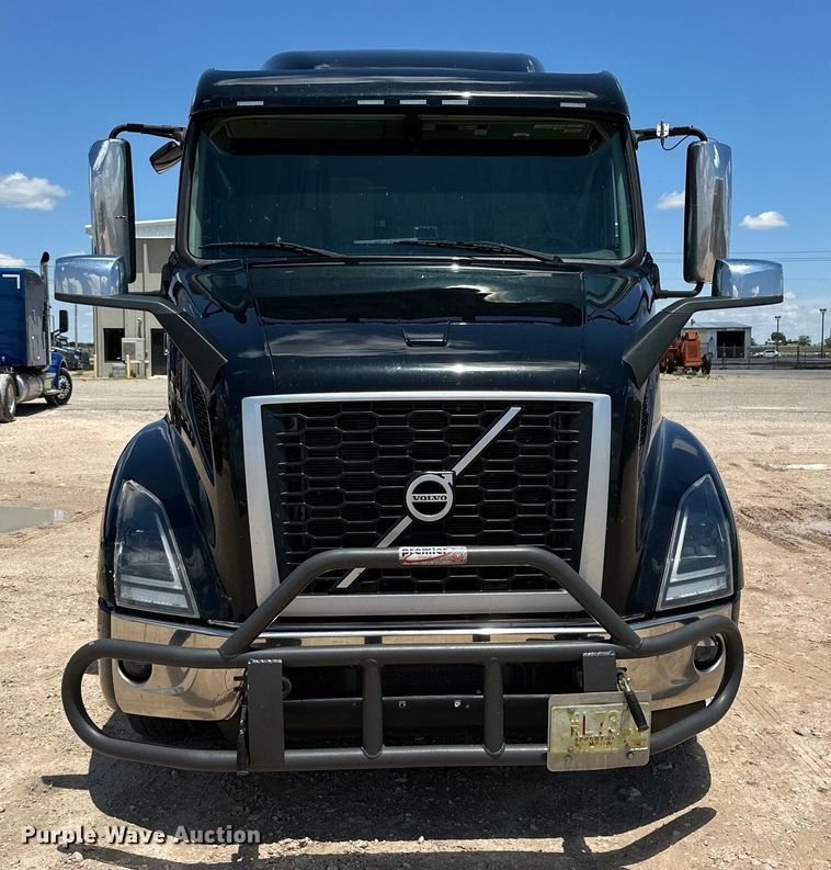 image for item IB9420 2022 Volvo VNR semi truck