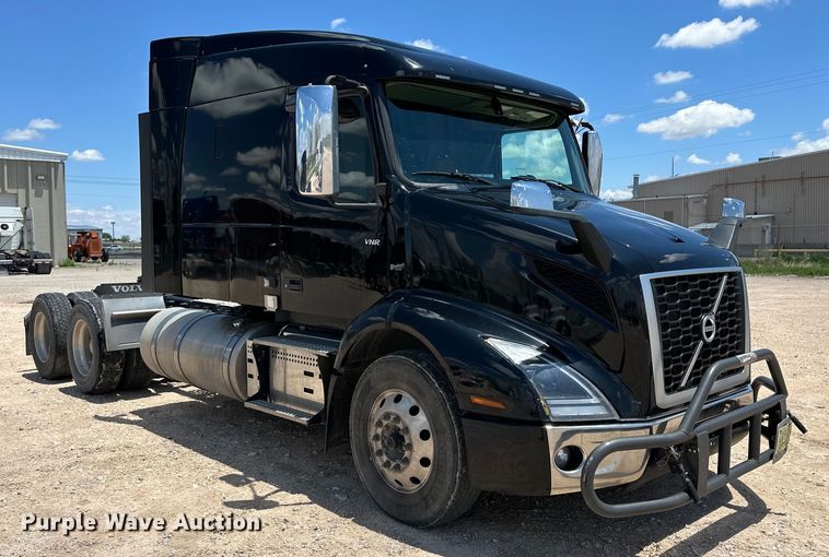 image for item IB9420 2022 Volvo VNR semi truck