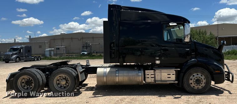 image for item IB9420 2022 Volvo VNR semi truck