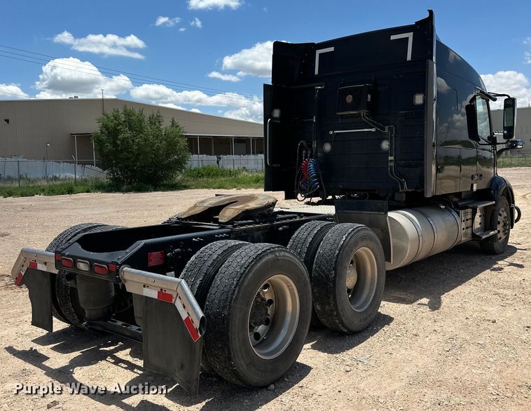 image for item IB9420 2022 Volvo VNR semi truck