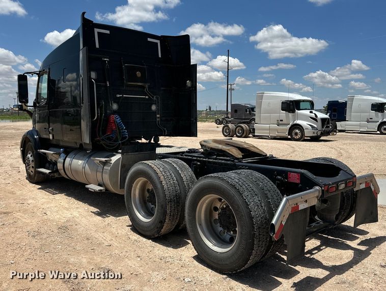 image for item IB9420 2022 Volvo VNR semi truck