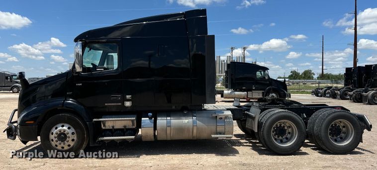 image for item IB9420 2022 Volvo VNR semi truck