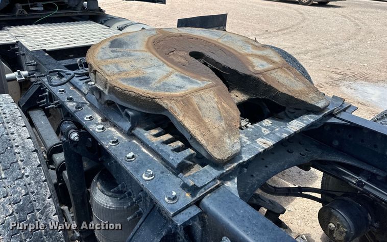 image for item IB9420 2022 Volvo VNR semi truck