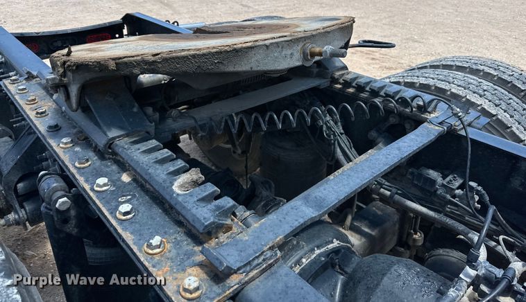 image for item IB9420 2022 Volvo VNR semi truck