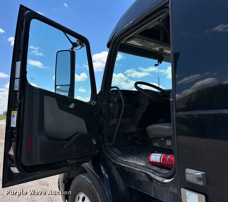image for item IB9420 2022 Volvo VNR semi truck