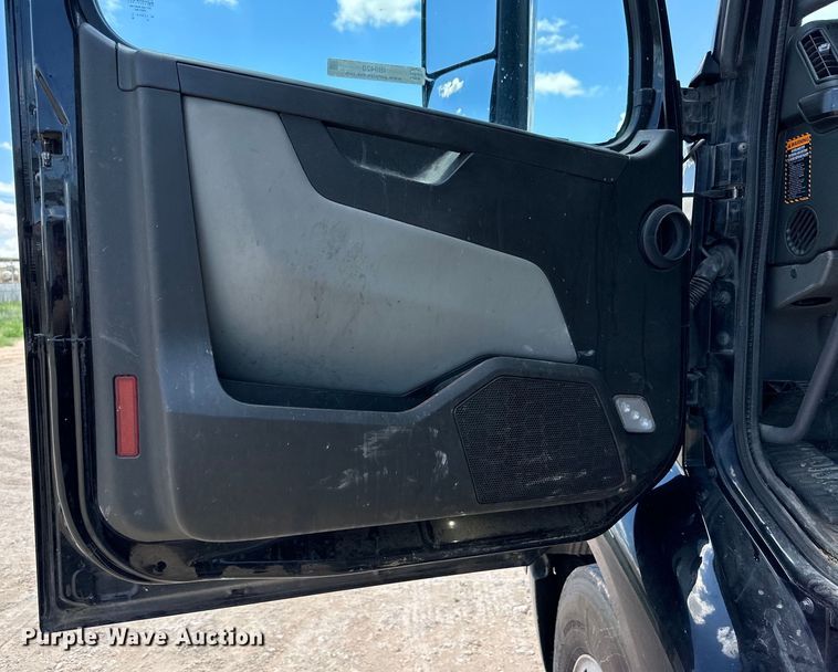 image for item IB9420 2022 Volvo VNR semi truck