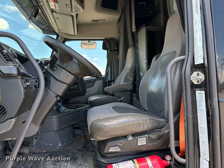 image for item IB9420 2022 Volvo VNR semi truck
