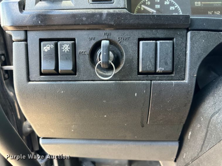 image for item IB9420 2022 Volvo VNR semi truck