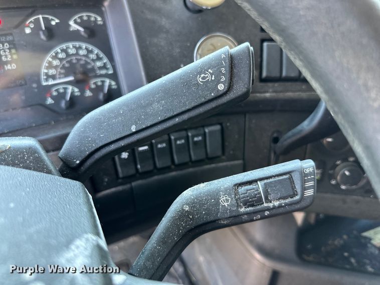 image for item IB9420 2022 Volvo VNR semi truck