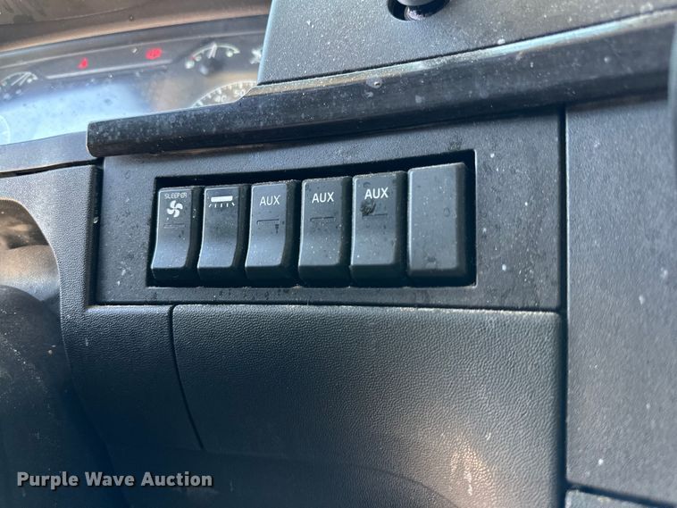 image for item IB9420 2022 Volvo VNR semi truck