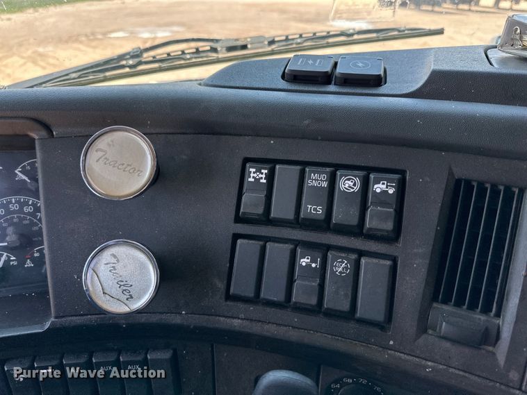 image for item IB9420 2022 Volvo VNR semi truck