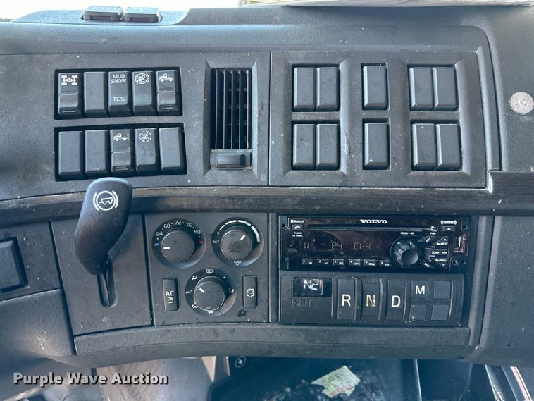 image for item IB9420 2022 Volvo VNR semi truck