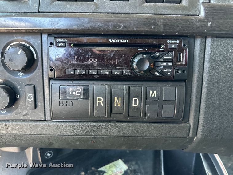 image for item IB9420 2022 Volvo VNR semi truck