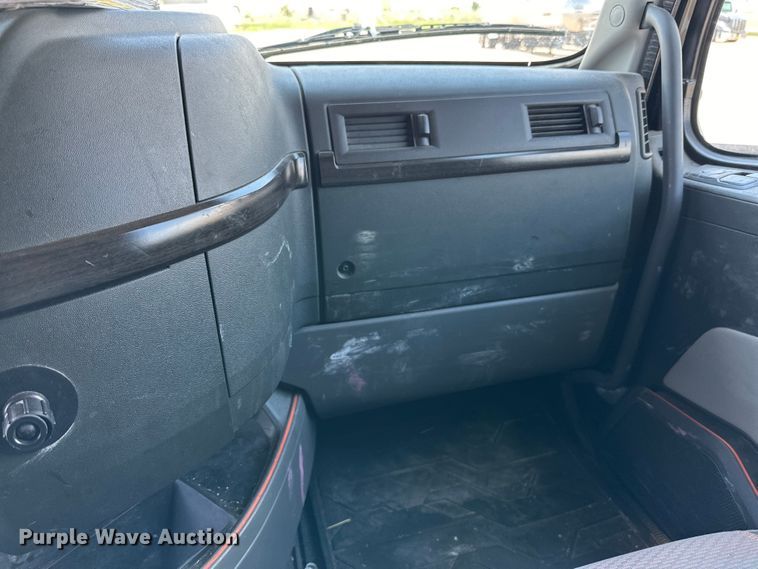 image for item IB9420 2022 Volvo VNR semi truck