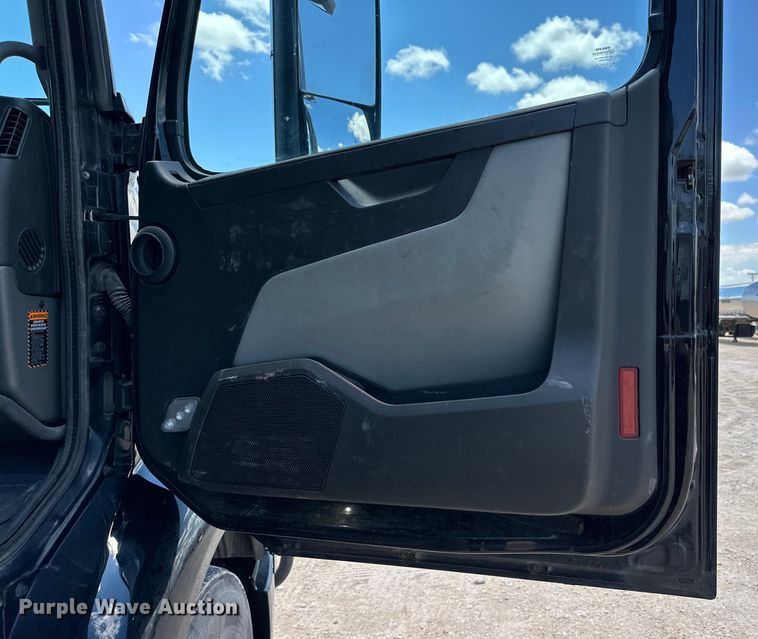 image for item IB9420 2022 Volvo VNR semi truck