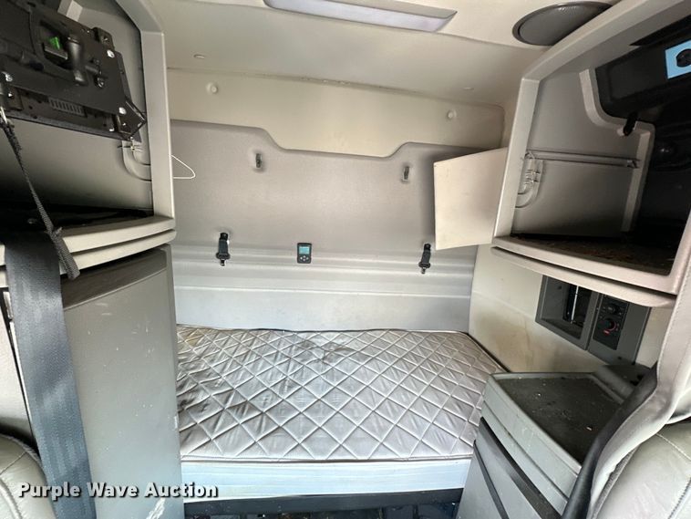 image for item IB9420 2022 Volvo VNR semi truck