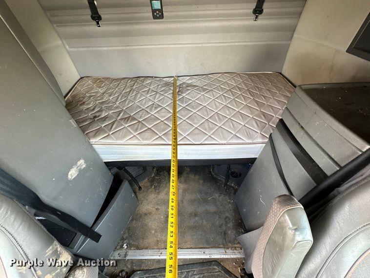 image for item IB9420 2022 Volvo VNR semi truck