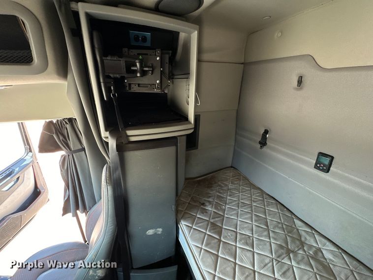 image for item IB9420 2022 Volvo VNR semi truck