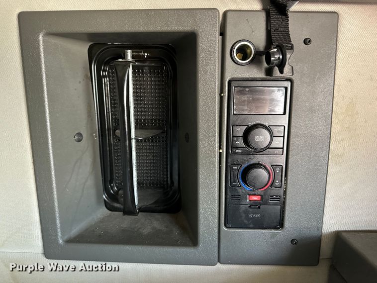 image for item IB9420 2022 Volvo VNR semi truck