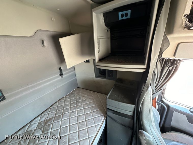 image for item IB9420 2022 Volvo VNR semi truck