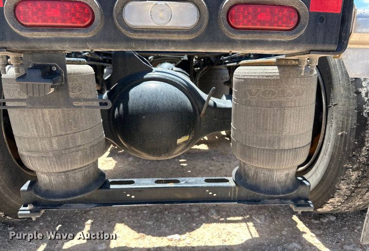 image for item IB9420 2022 Volvo VNR semi truck