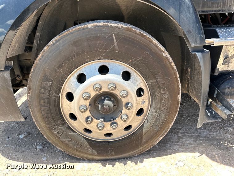 image for item IB9420 2022 Volvo VNR semi truck