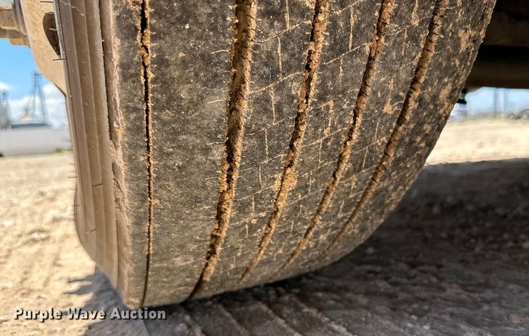 image for item IB9420 2022 Volvo VNR semi truck