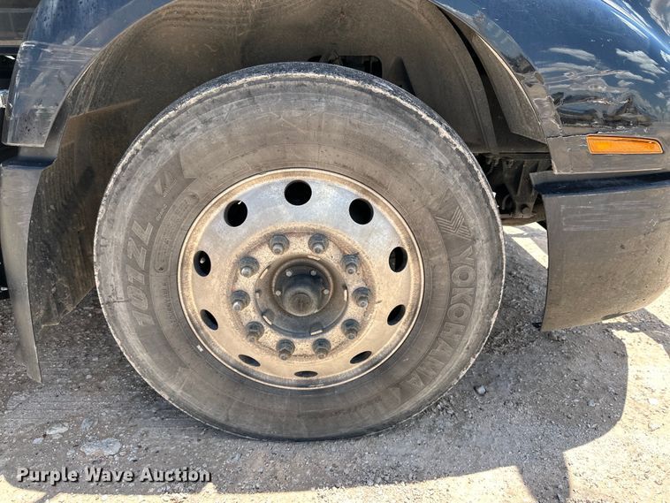 image for item IB9420 2022 Volvo VNR semi truck