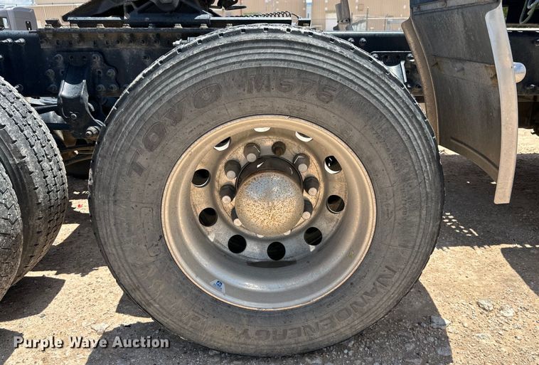 image for item IB9420 2022 Volvo VNR semi truck