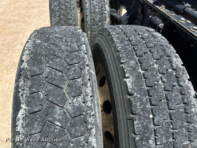 image for item IB9420 2022 Volvo VNR semi truck