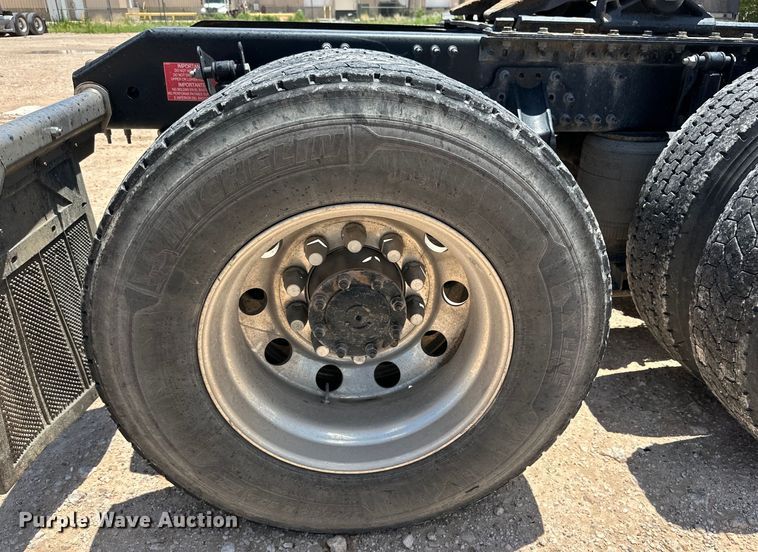 image for item IB9420 2022 Volvo VNR semi truck