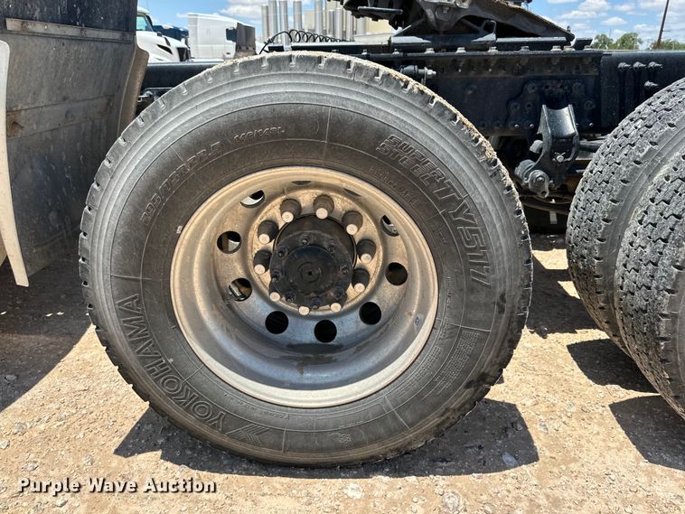 image for item IB9420 2022 Volvo VNR semi truck