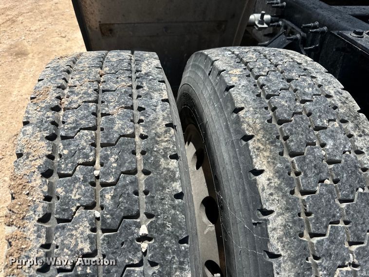 image for item IB9420 2022 Volvo VNR semi truck