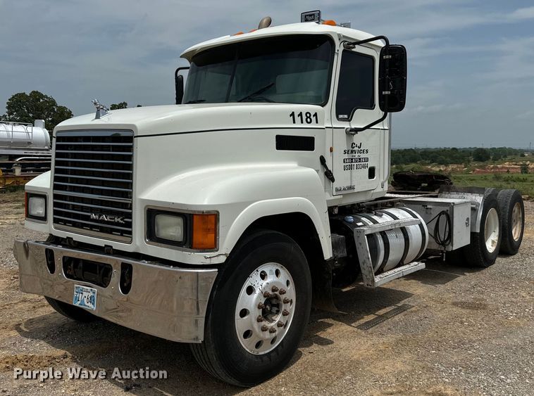 image for item IE9025 2013 Mack CHU613 semi truck