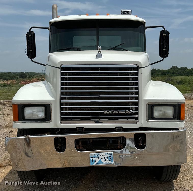 image for item IE9025 2013 Mack CHU613 semi truck