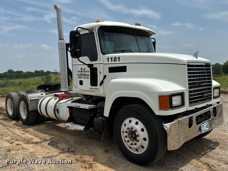 image for item IE9025 2013 Mack CHU613 semi truck