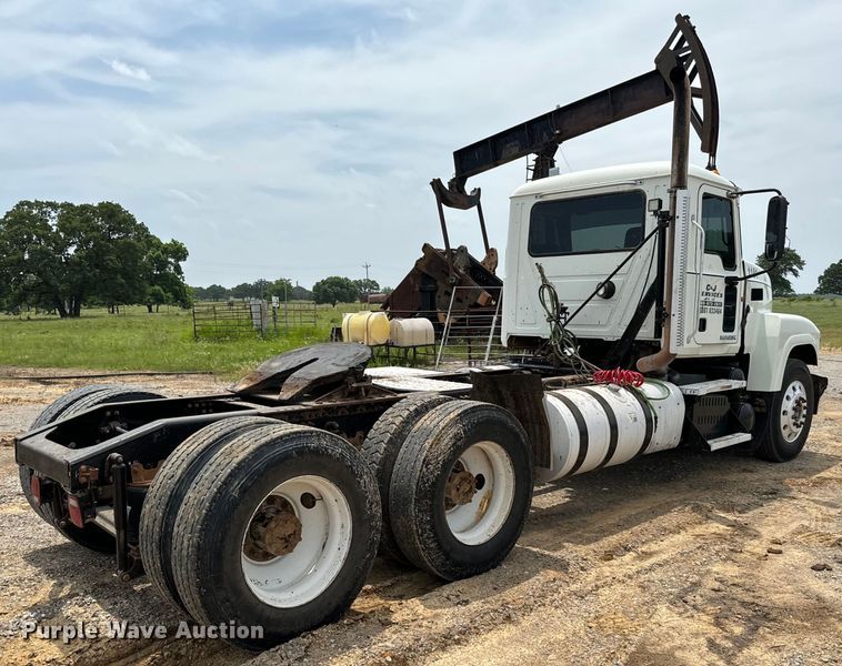 image for item IE9025 2013 Mack CHU613 semi truck