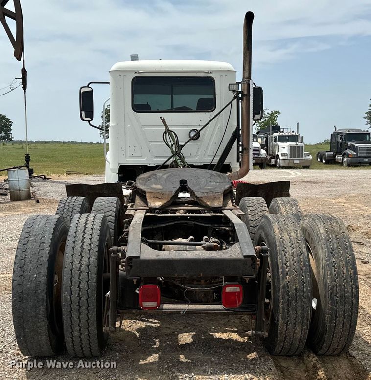 image for item IE9025 2013 Mack CHU613 semi truck