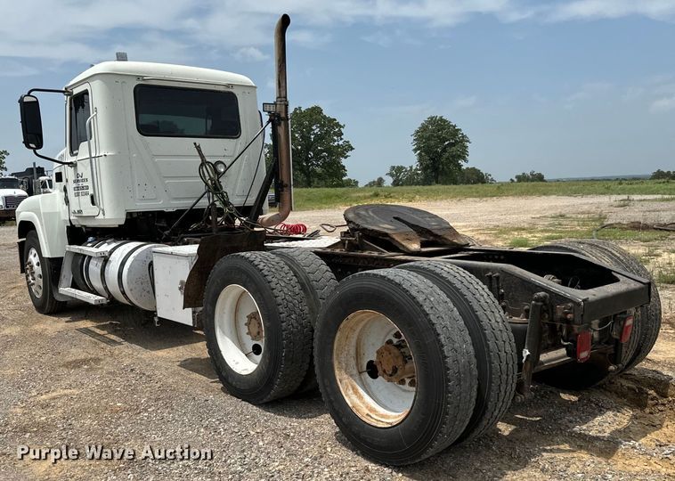 image for item IE9025 2013 Mack CHU613 semi truck