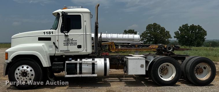 image for item IE9025 2013 Mack CHU613 semi truck