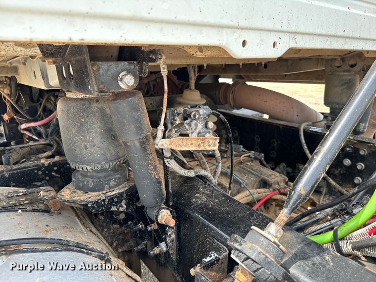 image for item IE9025 2013 Mack CHU613 semi truck